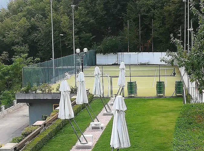 Le Due Querce Деревянный коттедж *